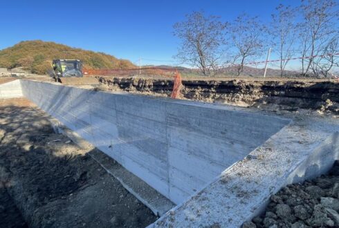Realizzazione del muro sul cordolo SP187 Trignina